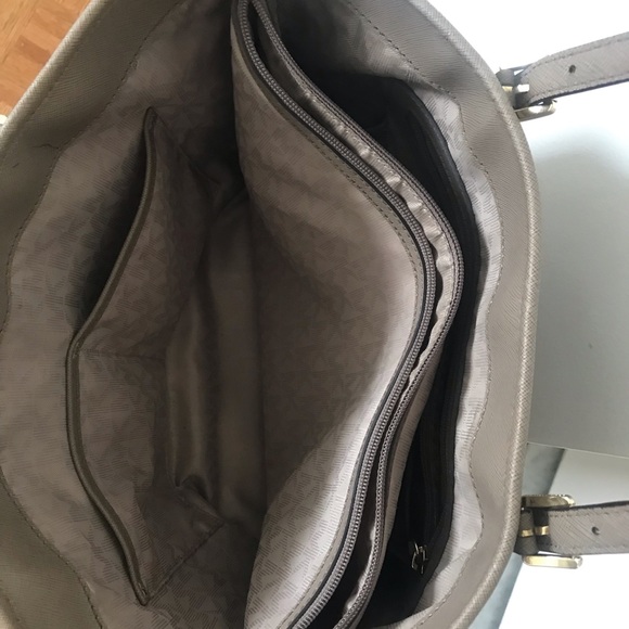 Michael Kors Tote in nearly excellent condition. Back to work, new moms, travel! - Picture 2 of 5